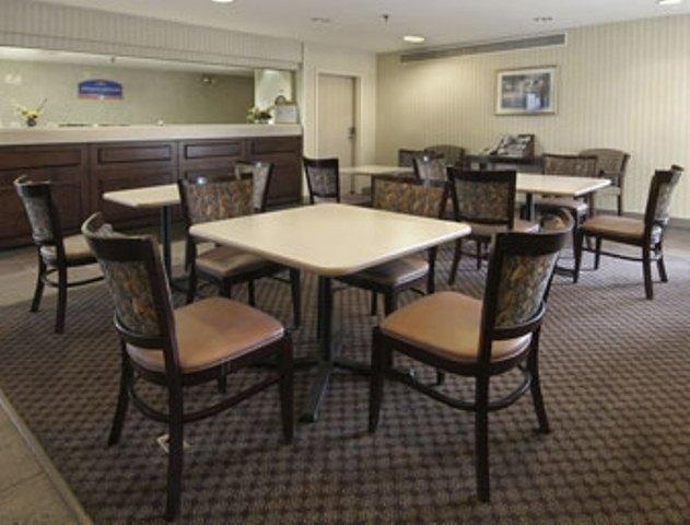 Howard Johnson Inn Cleveland Airport Brook Park Restaurante foto